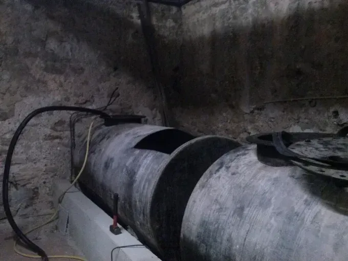 Une cuve à fioul grise.