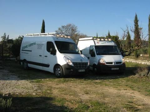 Des camions de l'entreprise.