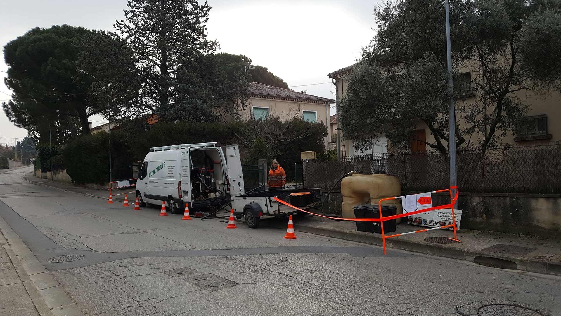 Le camion de l'entreprise et des plots de sécurité.