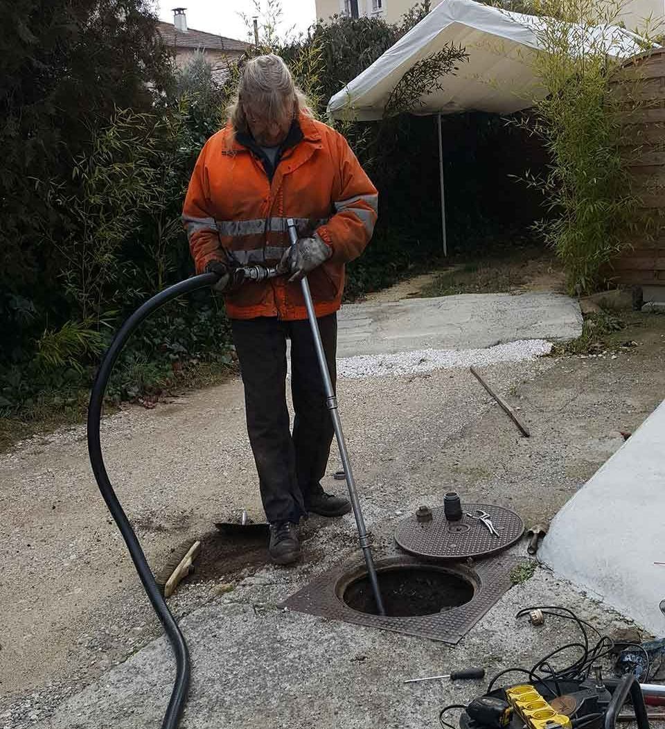 Une personne en gilet orange.