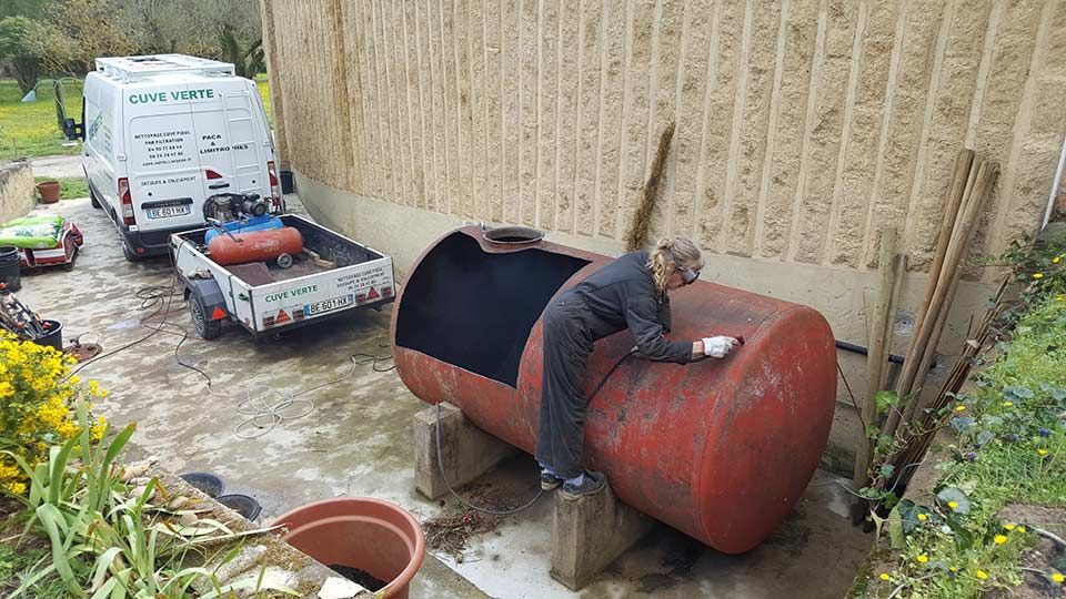 La découpe d'une cuve à fioul.