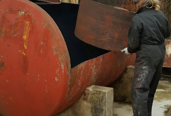 Une cuve à fioul se faisant entretenir.