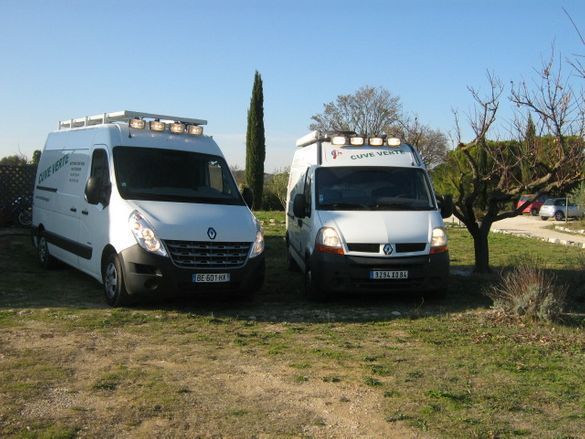 Les deux camions de l'entreprise garés.