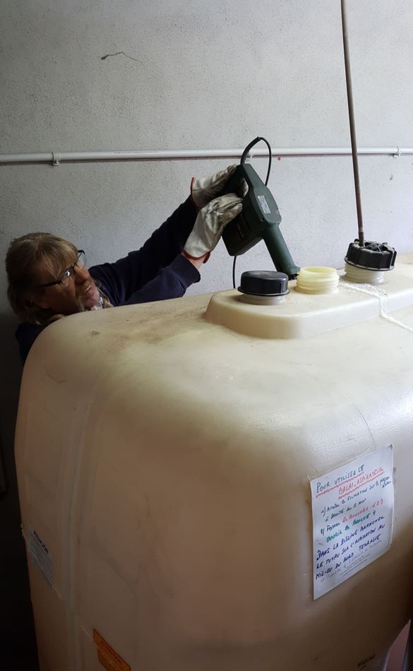 La découpe d'une cuve en plastique.