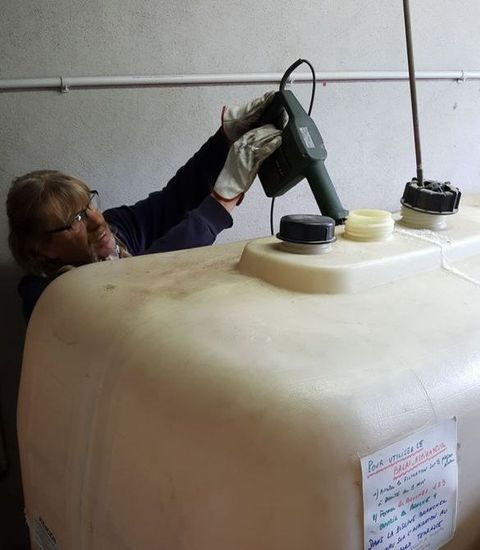 Une cuve en plastique avec une femme.