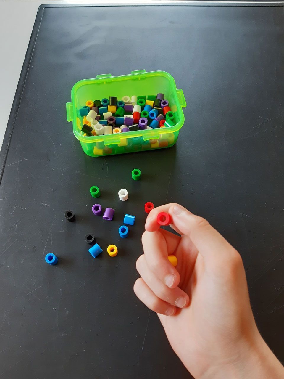 Kind mit Bügelperlen