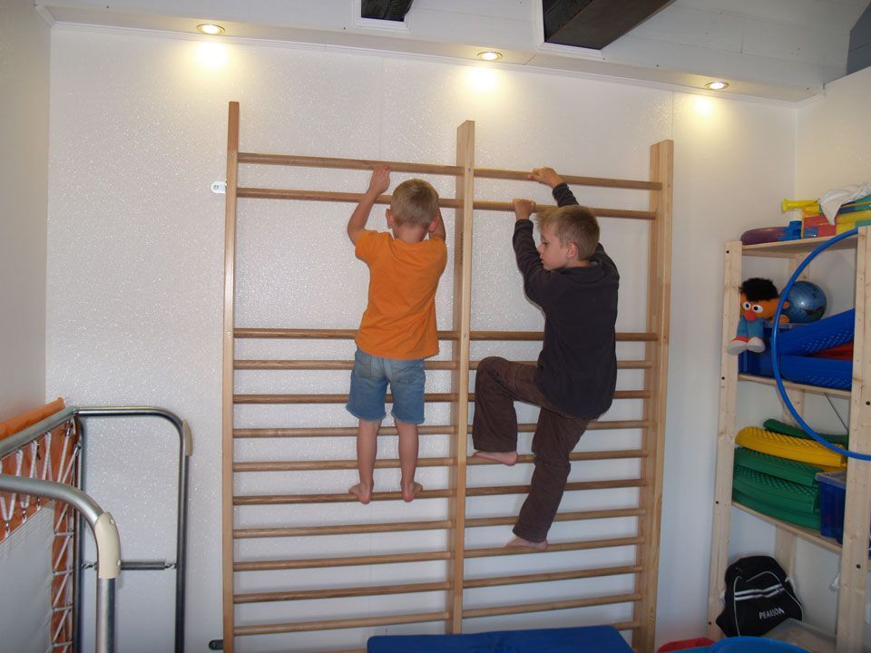 Kinder an der Sprossenwand