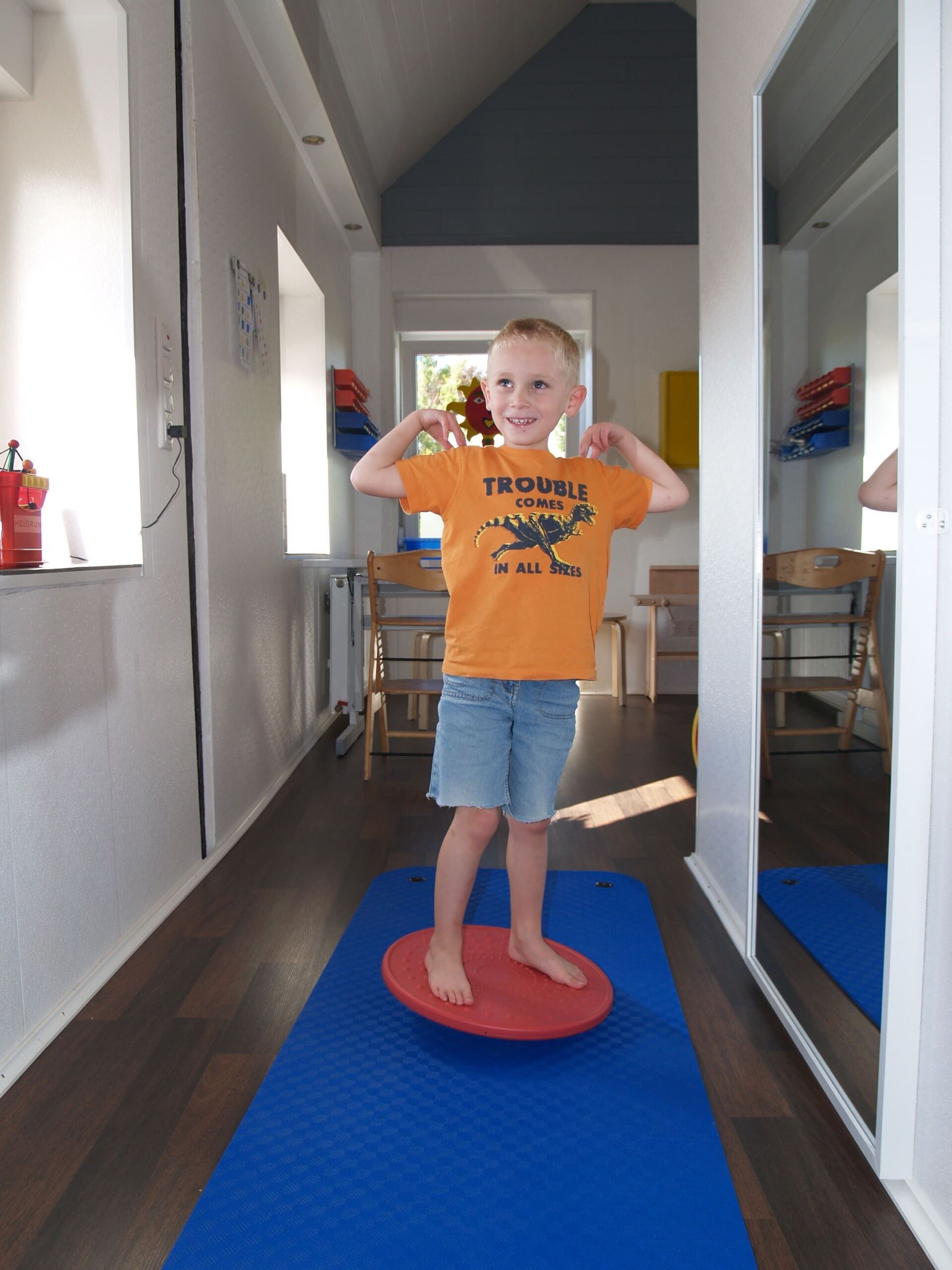 Kind auf Wackelbrett