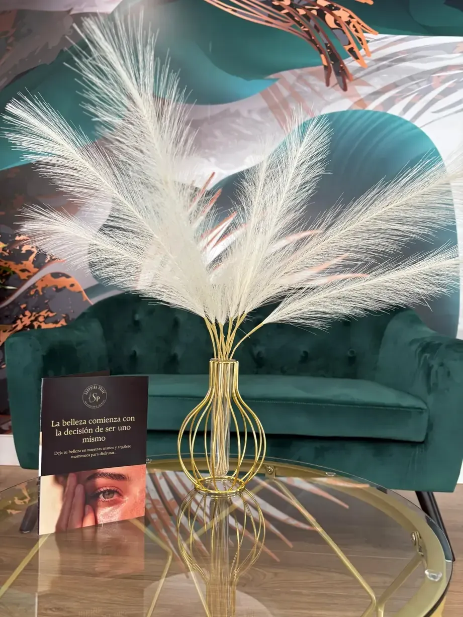 Ilustración abstracta de una montaña y un círculo, probablemente representando un sol, en tonos de gris.