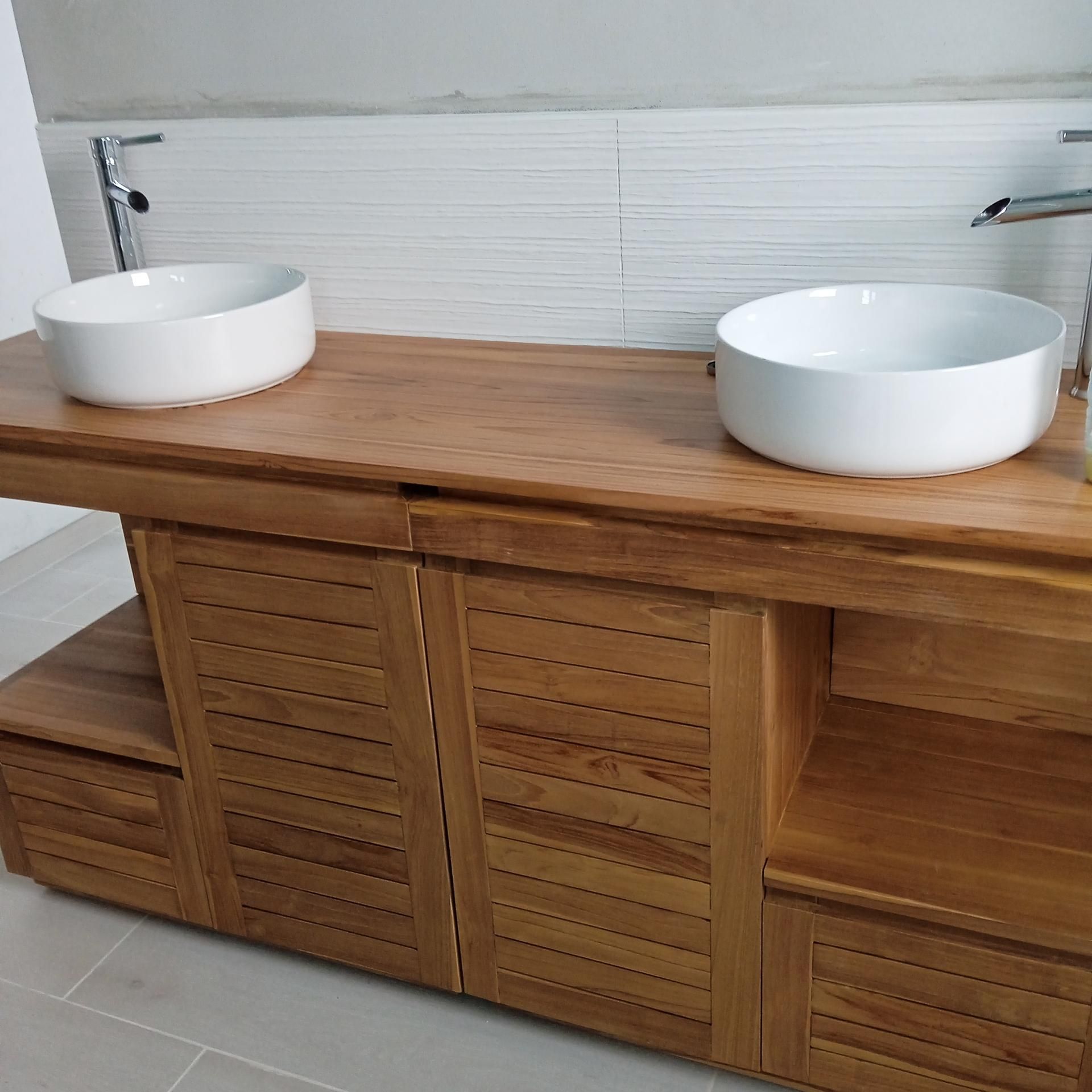 Meuble de salles de bains en bois avec deux vasques rondes et blanches.