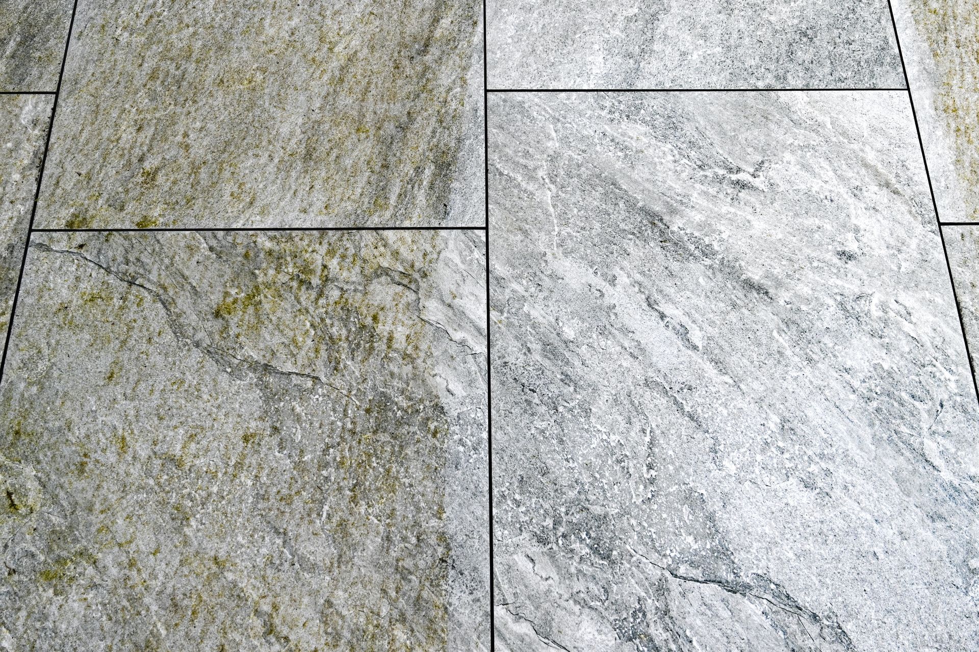 Avant/après d'un carrelage gris nettoyé.