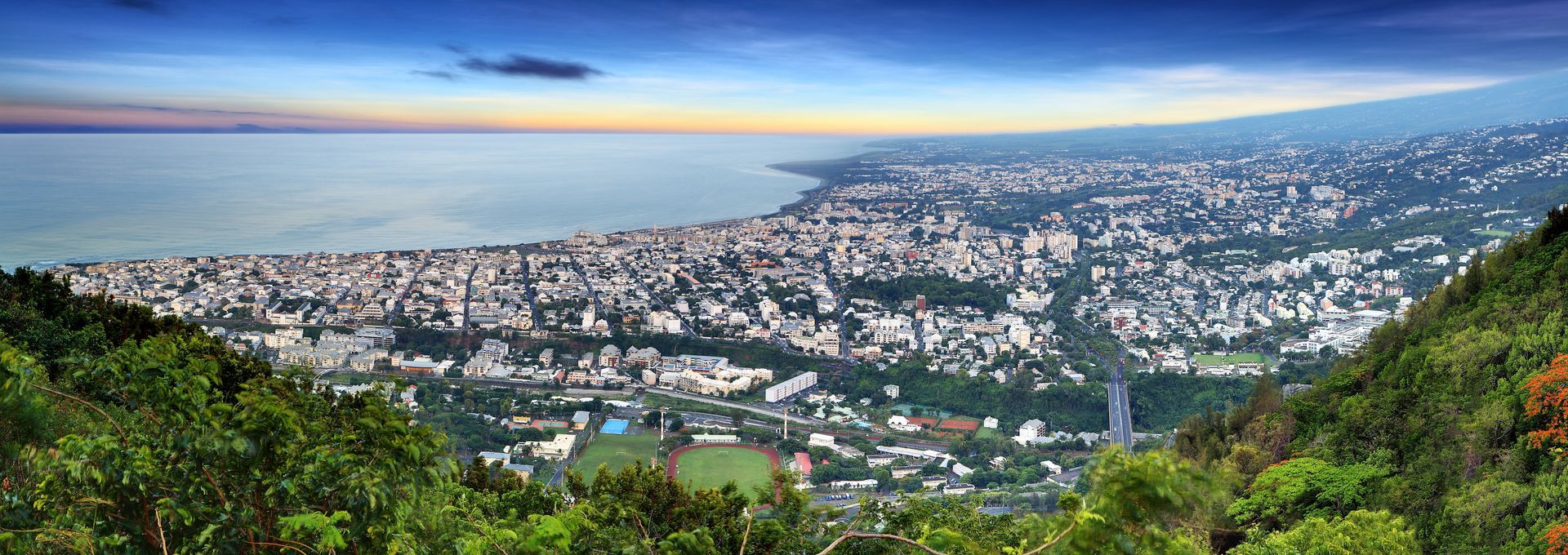 Vue panoramique de la ville de Saint-Denis, capitale de La Réunion.