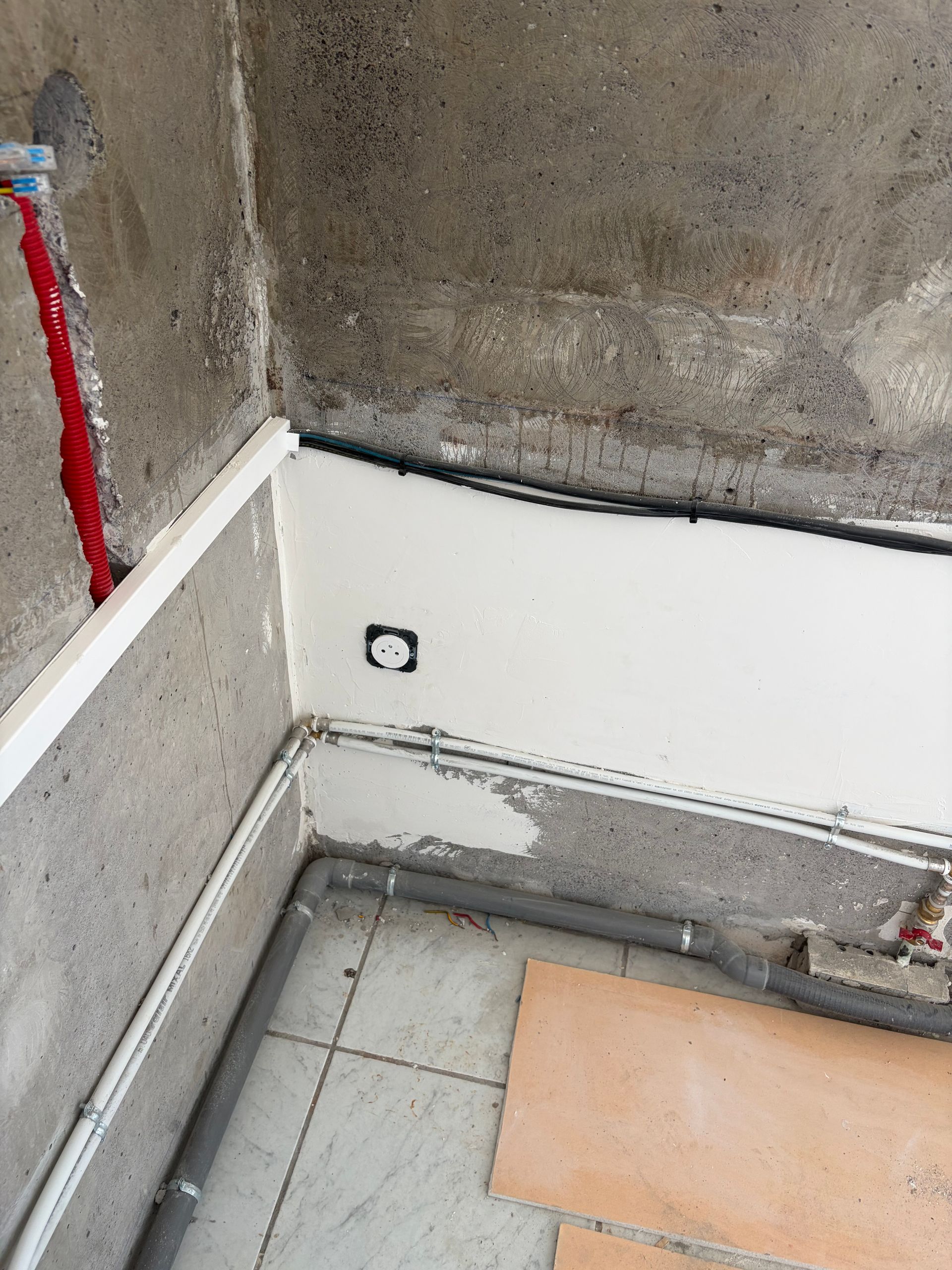 Rénovation de système électrique avec pose d'une prise murale.