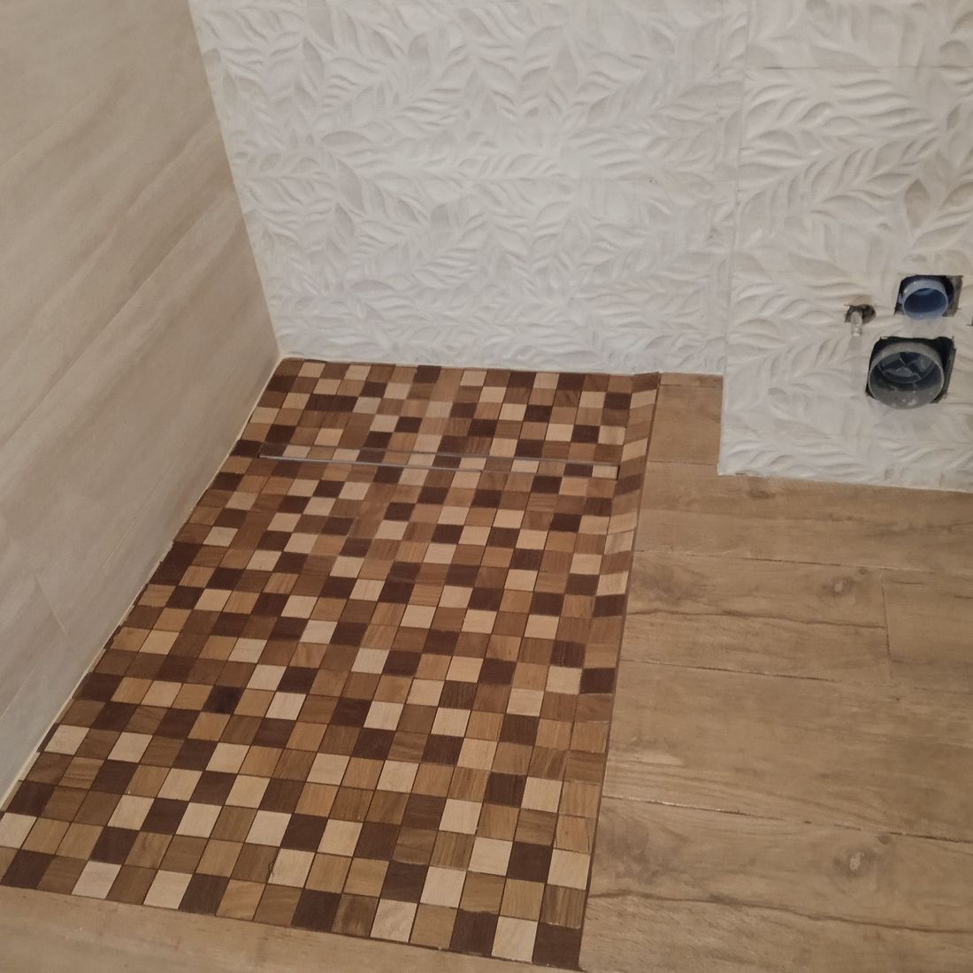 Revêtement de sol avec mosaïque de carreaux imitation bois.