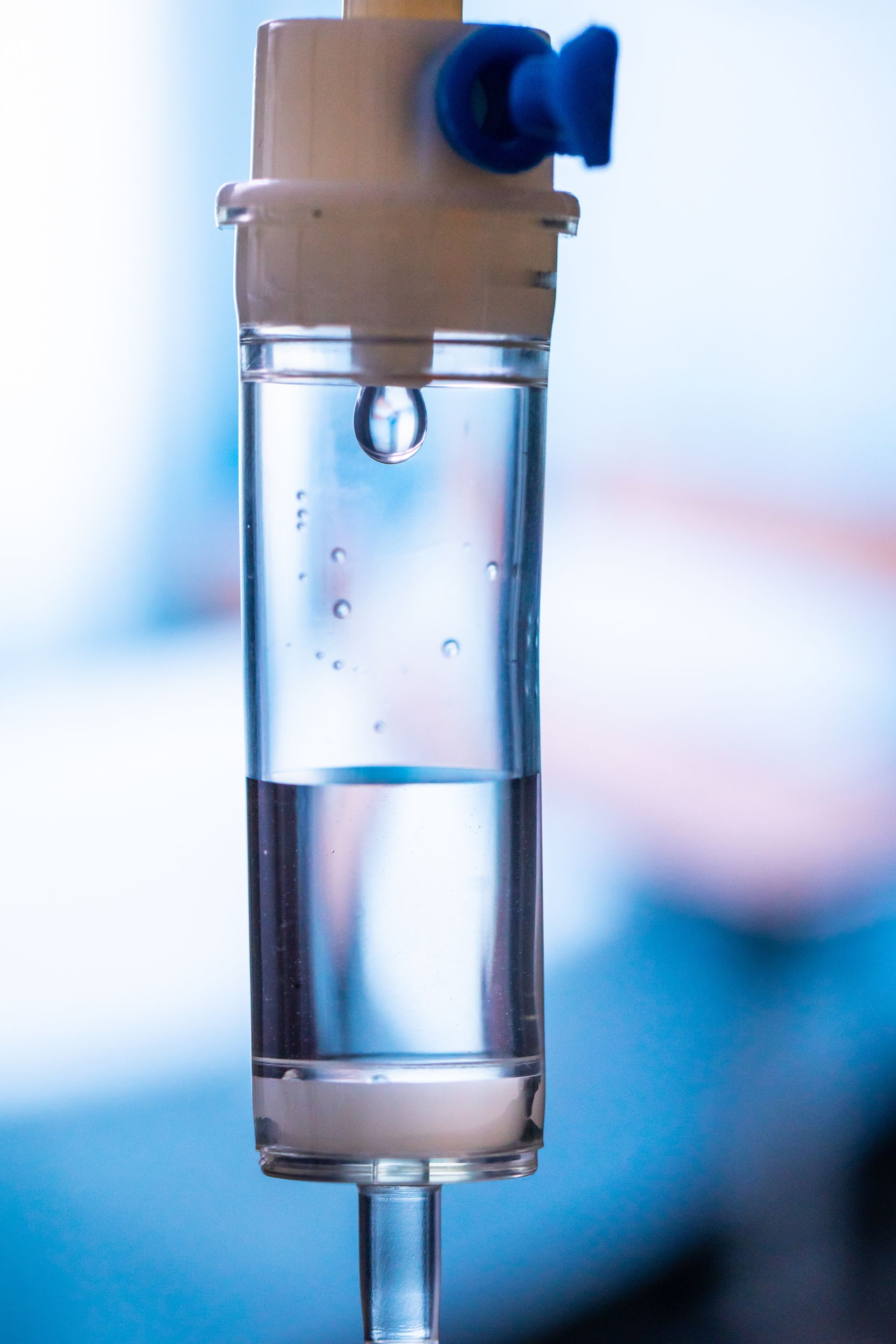 Chambre compte-gouttes IV avec une seule goutte de liquide.