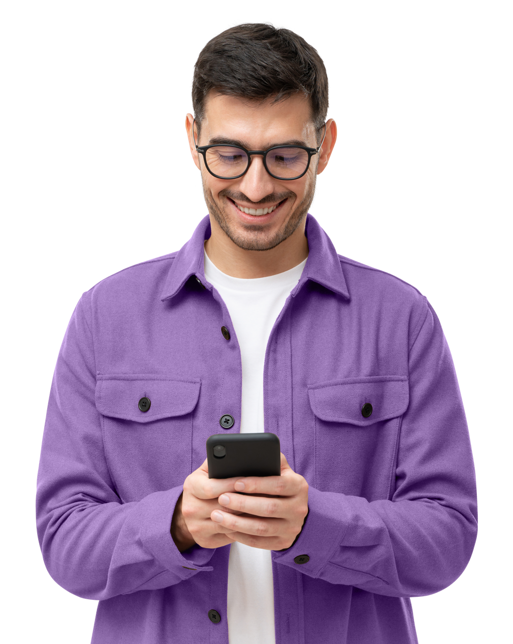 Un homme en chemise violette souriant à l'écran du téléphone.