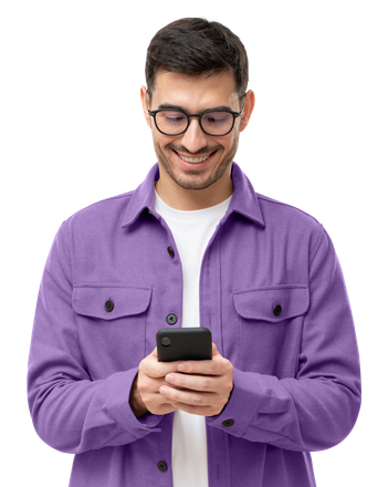 Un homme en chemise violette souriant à l'écran du téléphone.