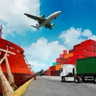 Un avión está volando sobre un barco y un camión.