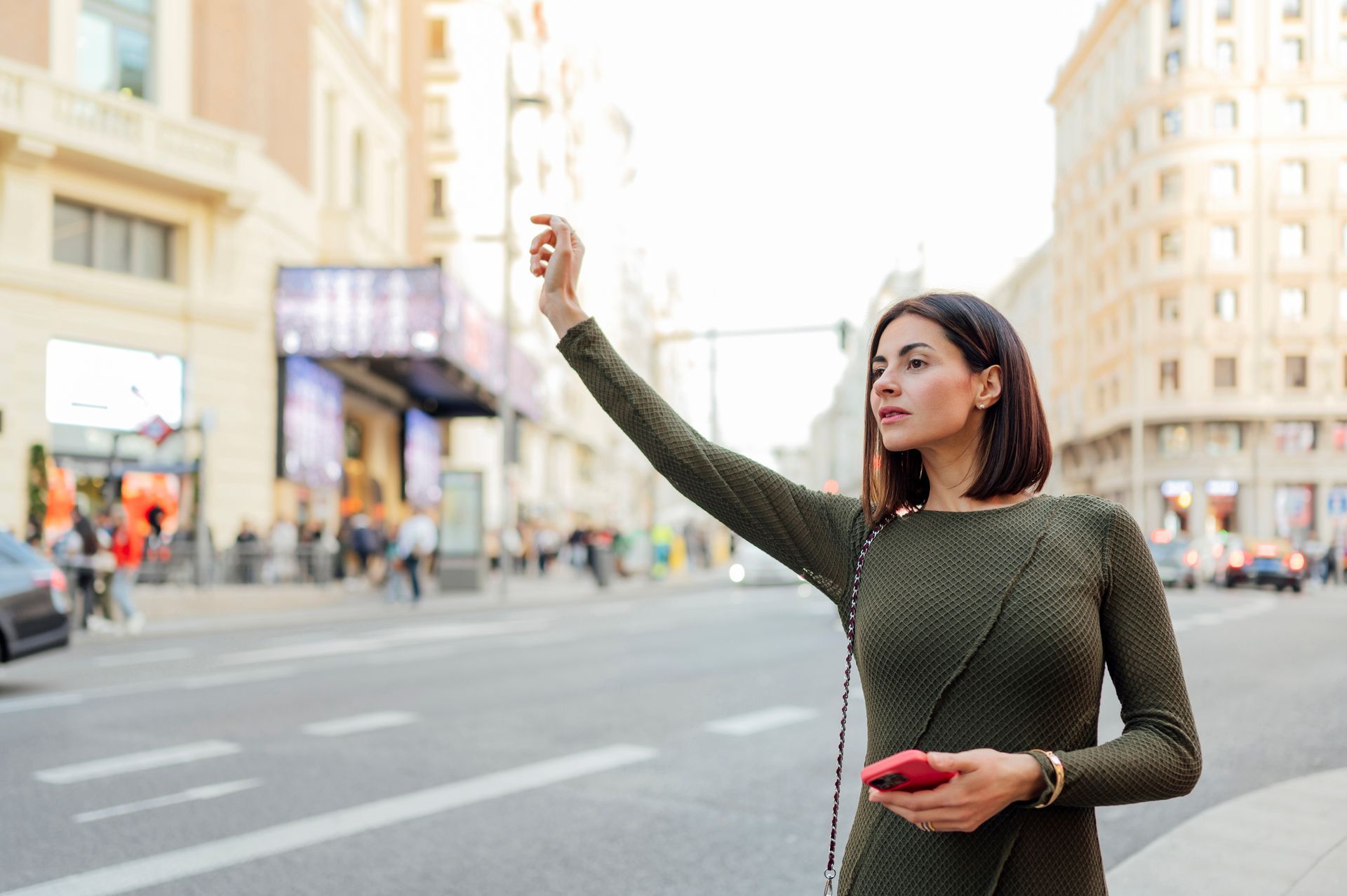 Une femme qui attend un taxi
