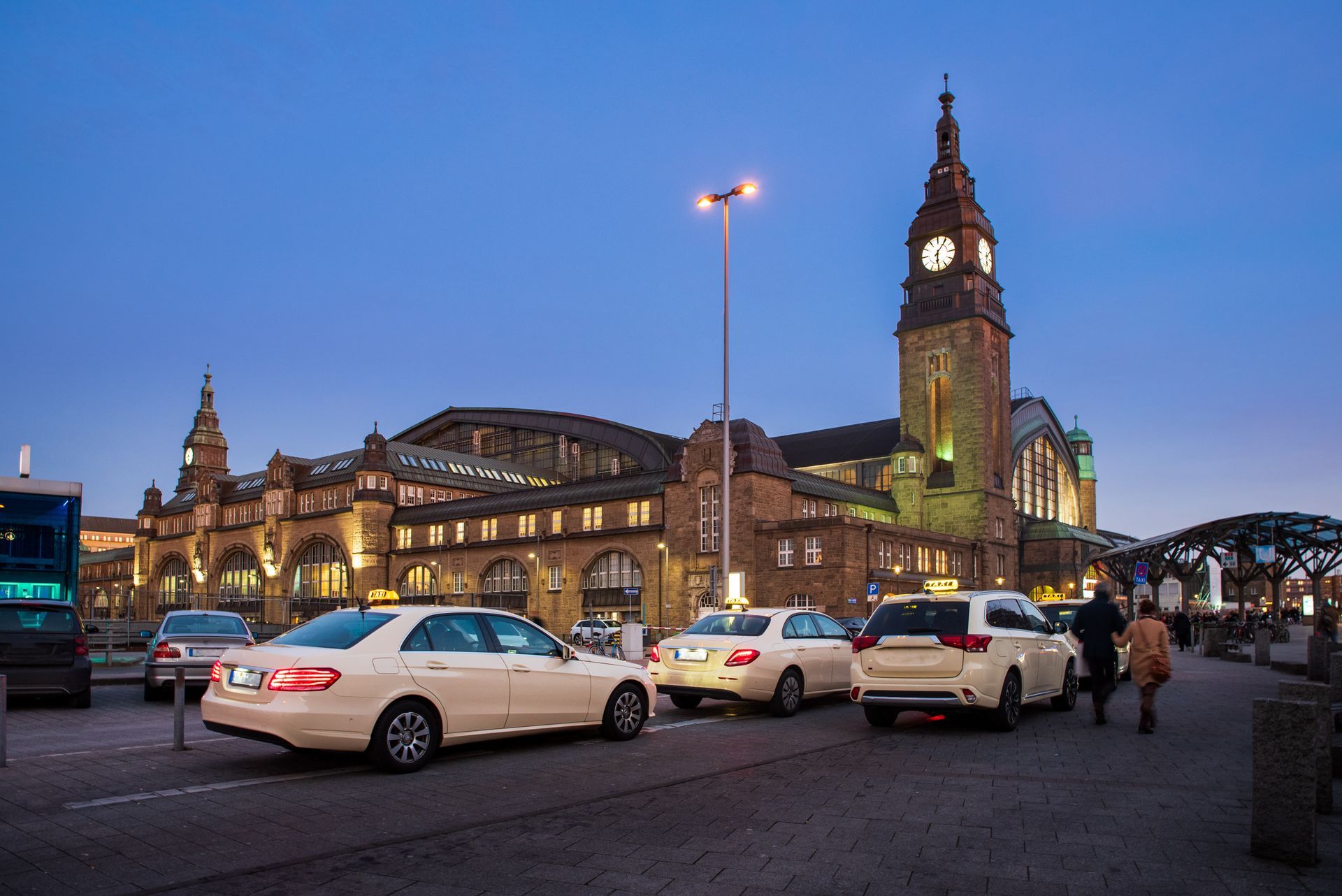 Une gare avec des taxis