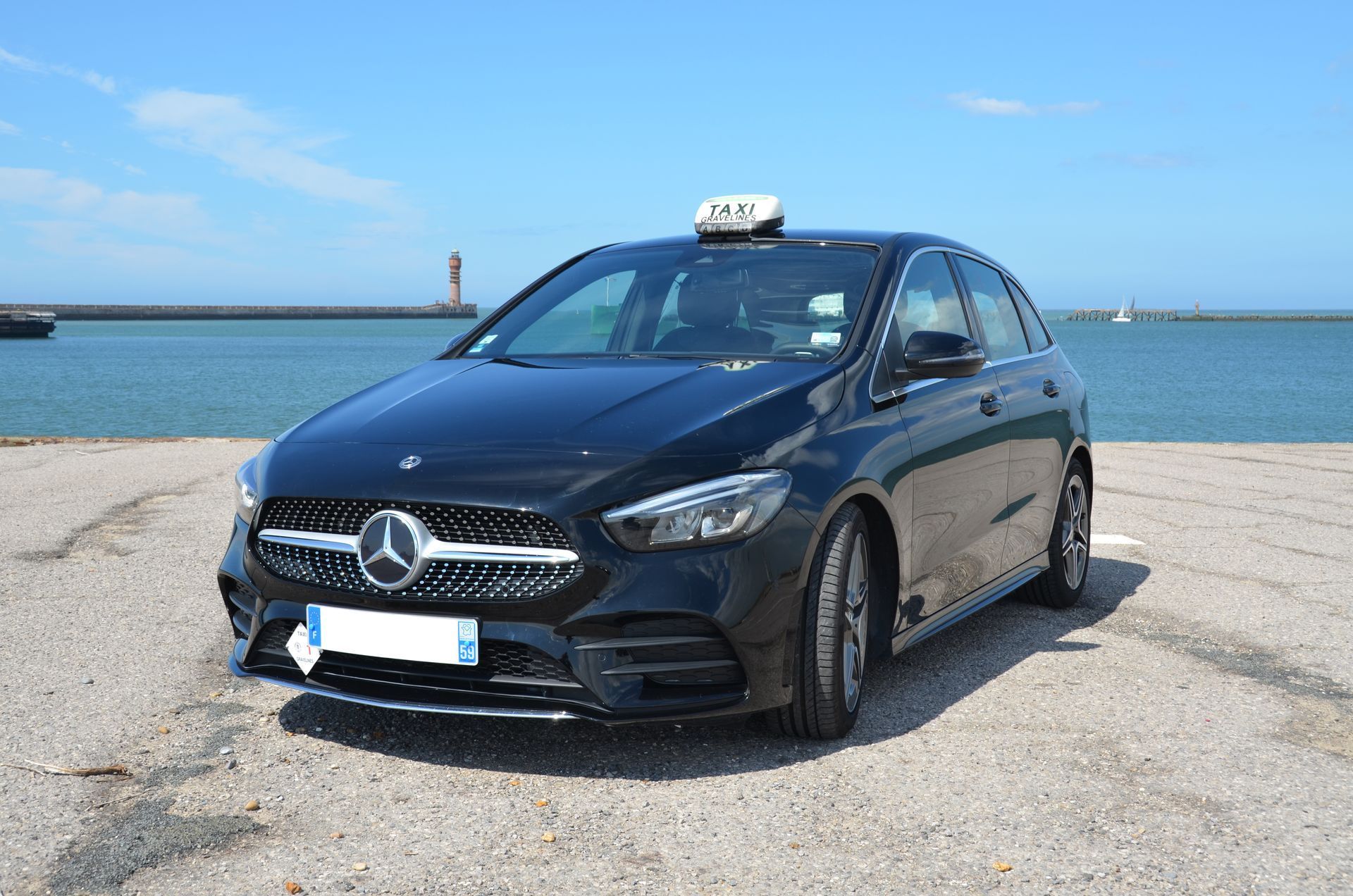 Un taxi Mercedes devant la mer