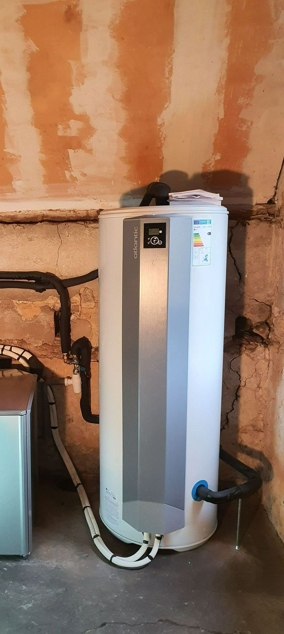 Chauffe-eau dans une pièce avec un tuyau