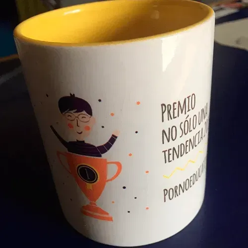 Impresora de gran formato imprimiendo una colorida pancarta estampada en un taller.