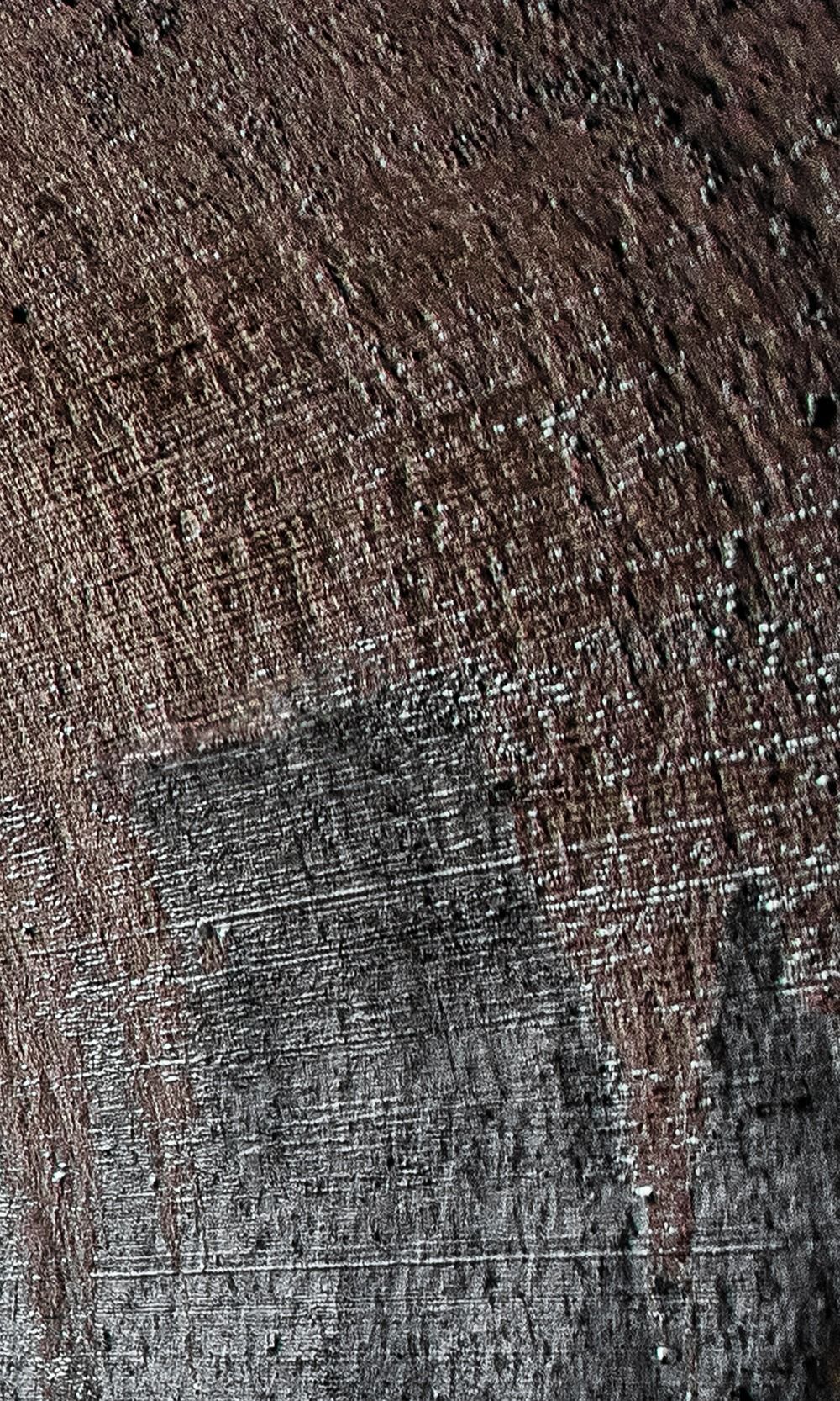 Surface texturée abstraite brun foncé et gris, peut-être du bois.