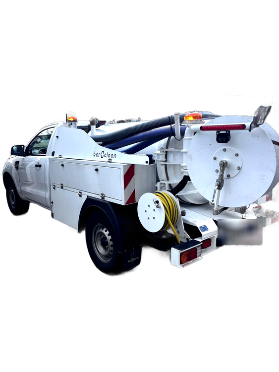 Camion blanc équipé d'un aspirateur et d'un tuyau de nettoyage, sur fond blanc.