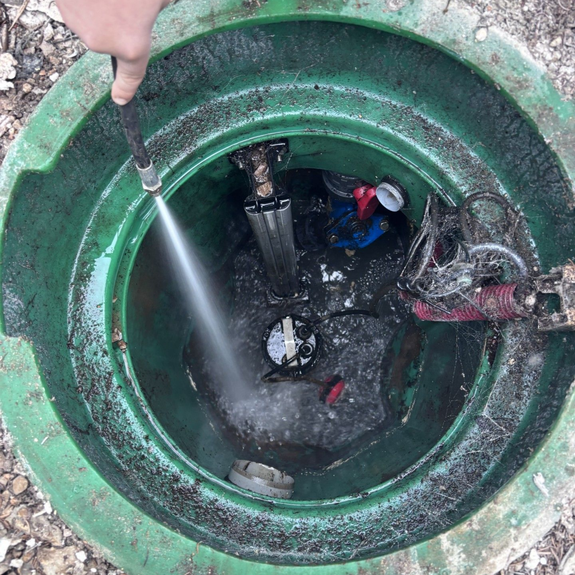 Tuyaux d'eau bleus avec vannes à l'extérieur.