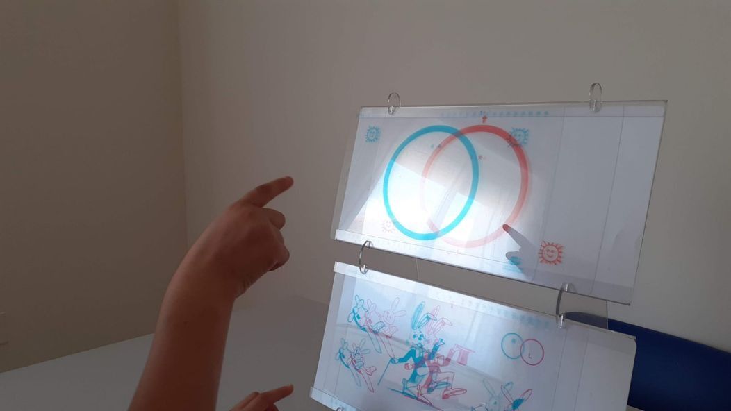 Un niño señala un trozo de papel con círculos.