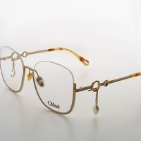 Un par de gafas sobre una superficie blanca.