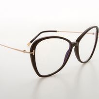 Un par de gafas está sobre una superficie blanca.