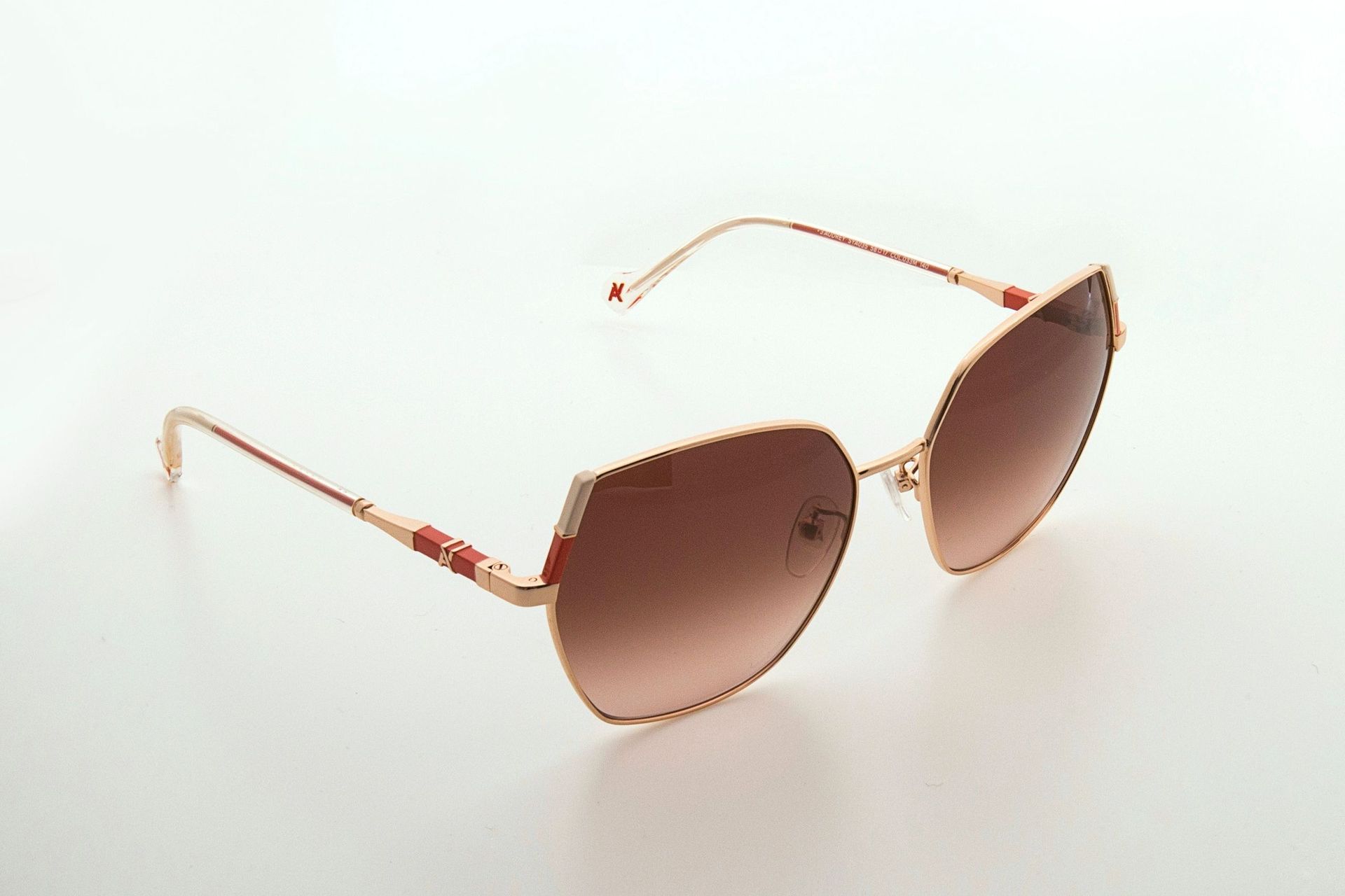 Un par de gafas de sol sobre una superficie blanca.