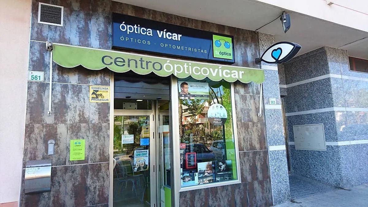 Un escaparate con un cartel que dice centro óptico vicar