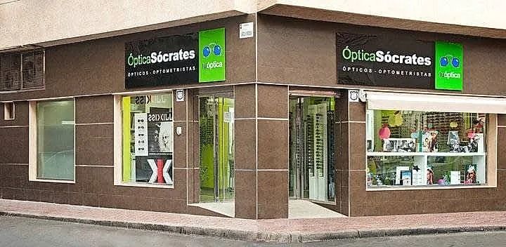 Un escaparate con un cartel que dice 'Optica Sócrates'.