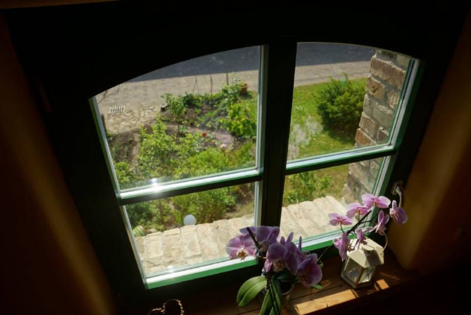 Blick auf den Hof durch das Fenster