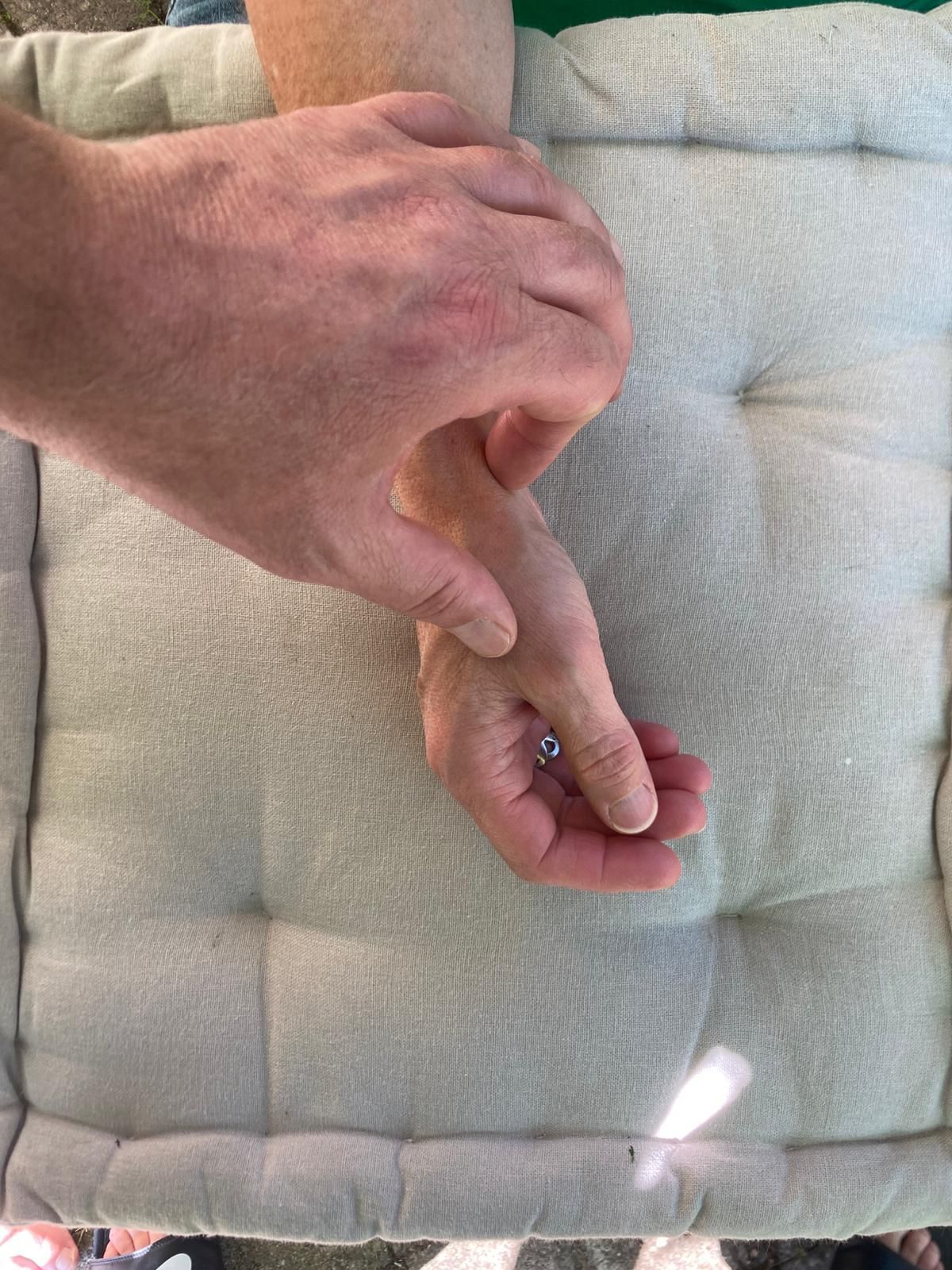 Deux mains en connexion spirituelle