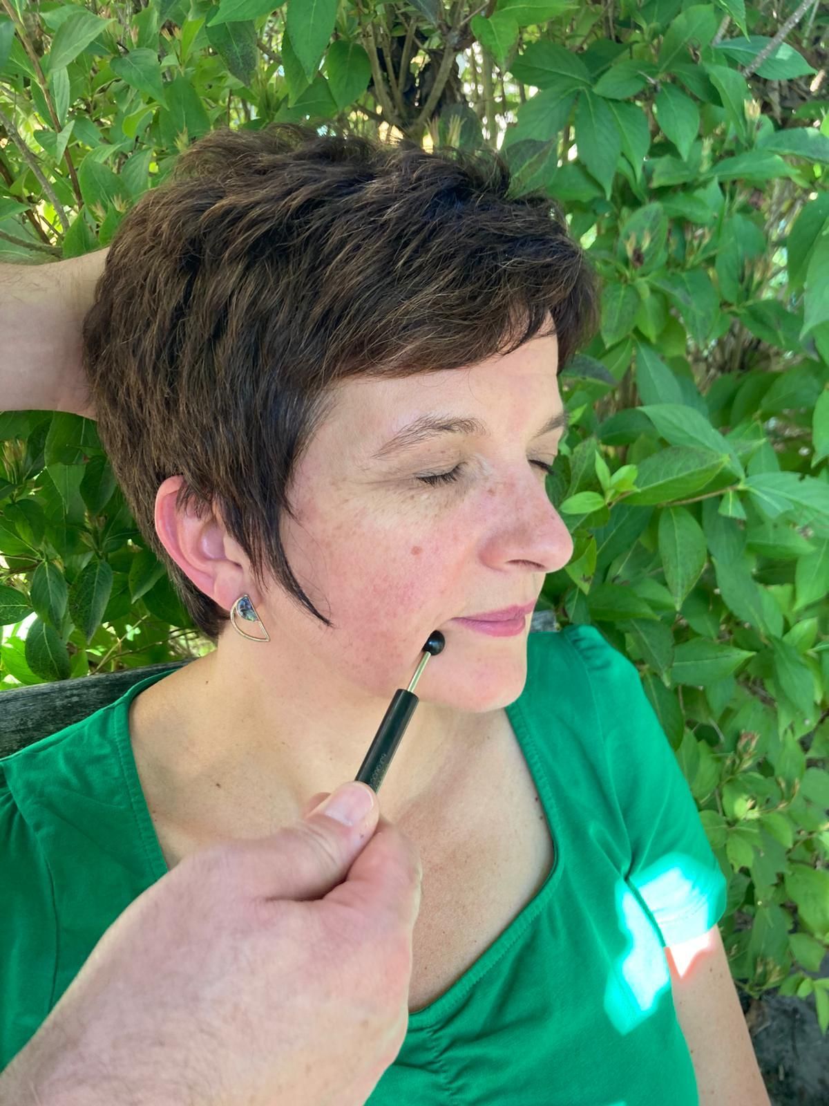 Une personne qui pratique la réflexologie faciale