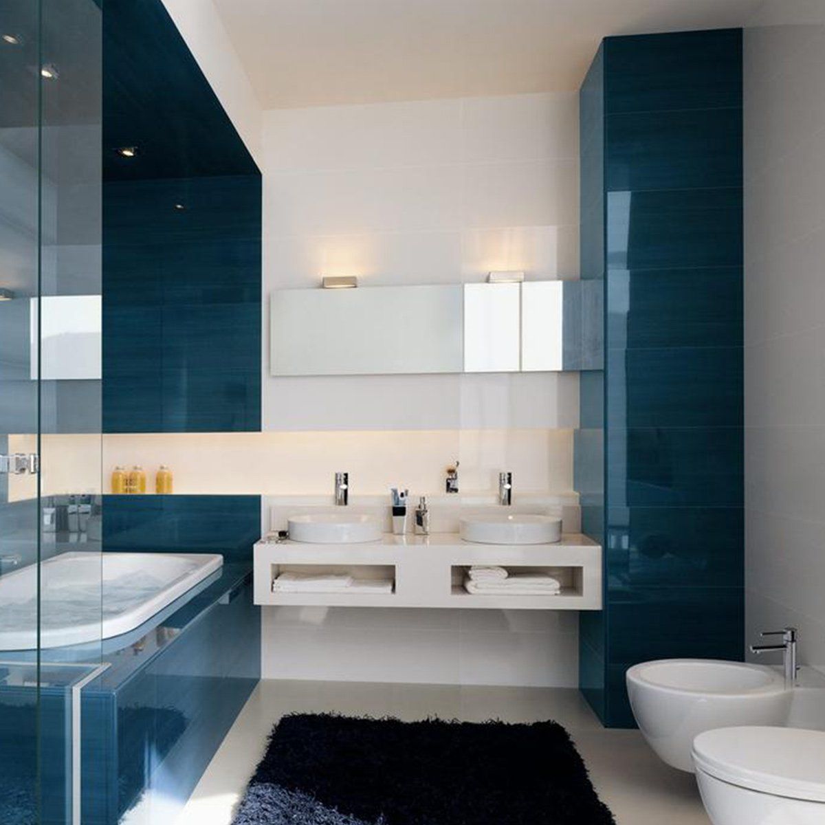 Salle de bains bleue et blanche rénovée