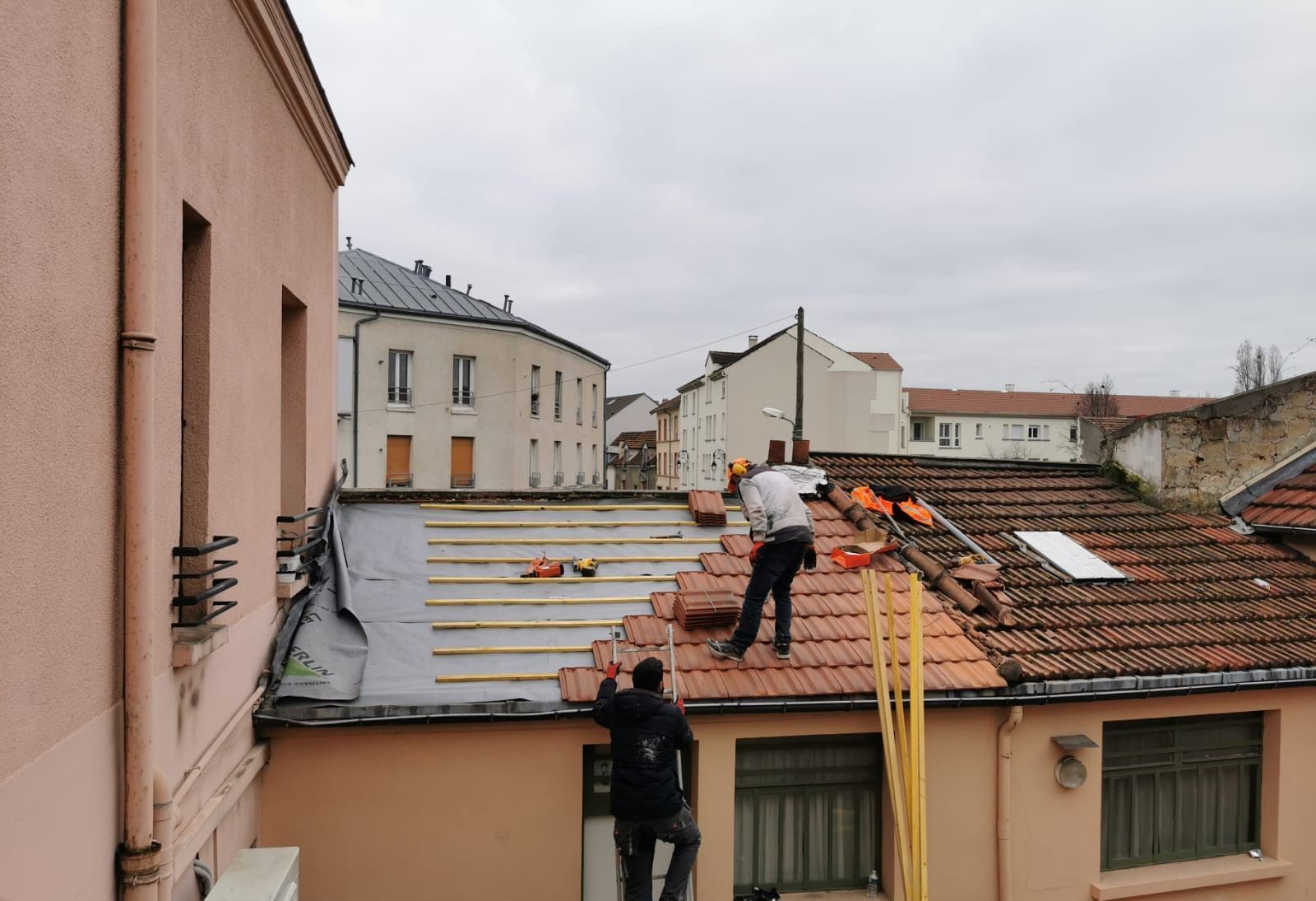 Début de chantier de rénovation de couverture sous un ciel gris