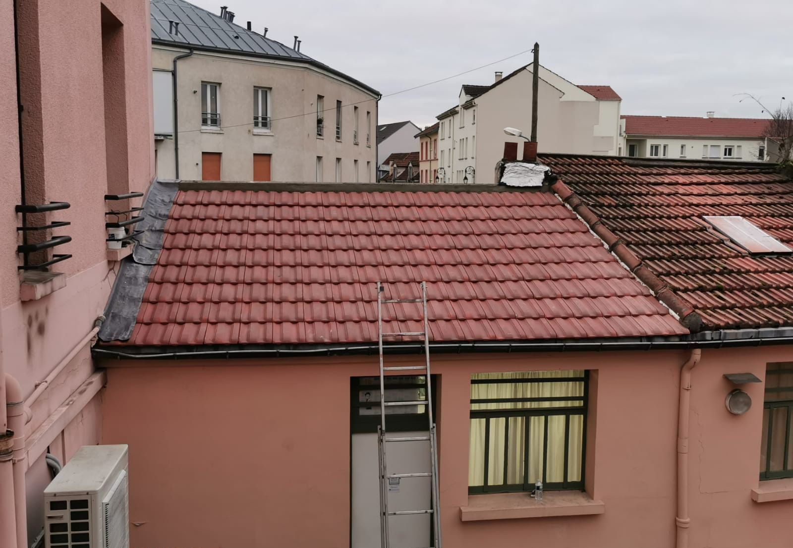 Chantier de rénovation de couverture terminé sous un ciel gris