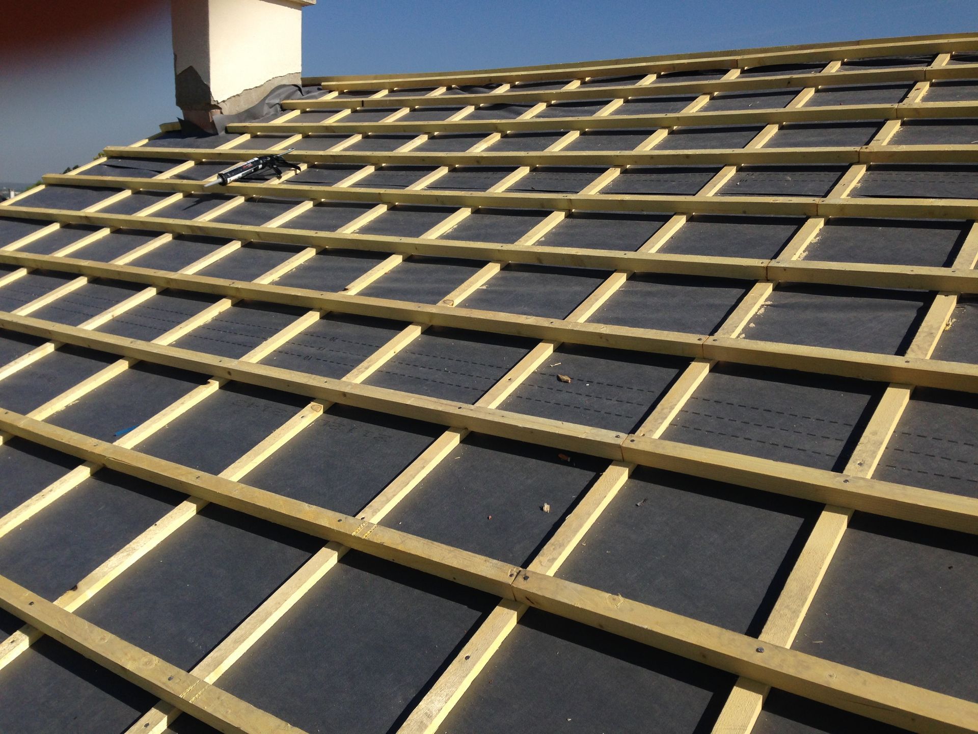 Chantier de couverture à l'étape d'installation d'écran sous-toiture