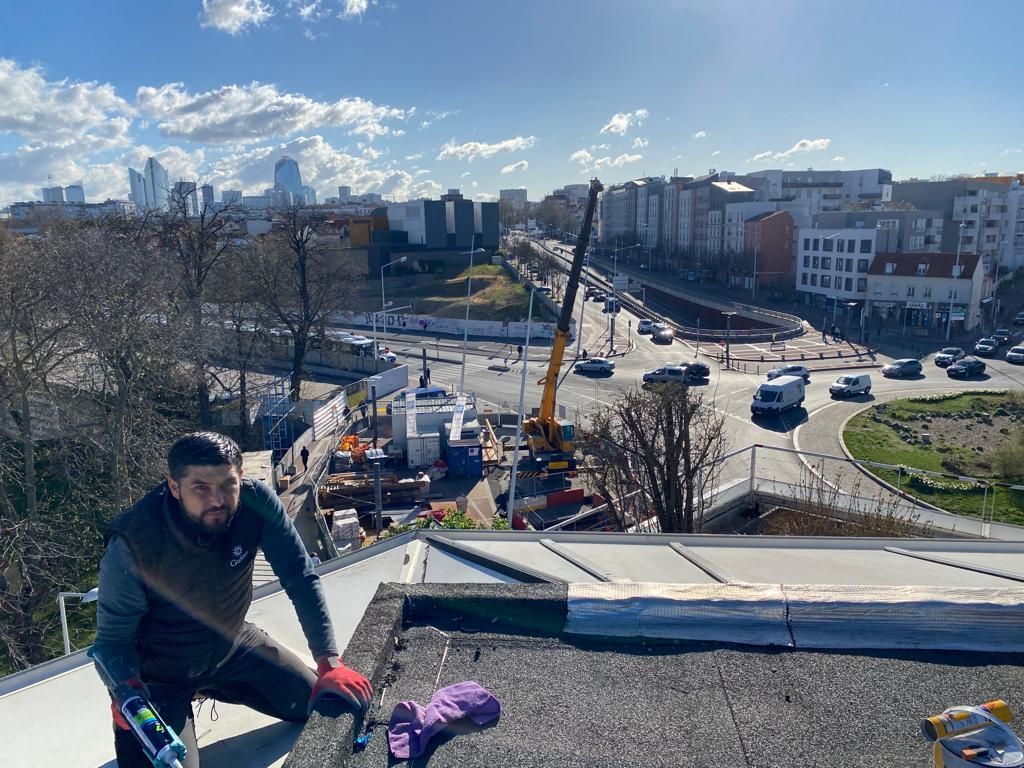 M. Ortica accroupi au premier plan avec vue sur Argenteuil