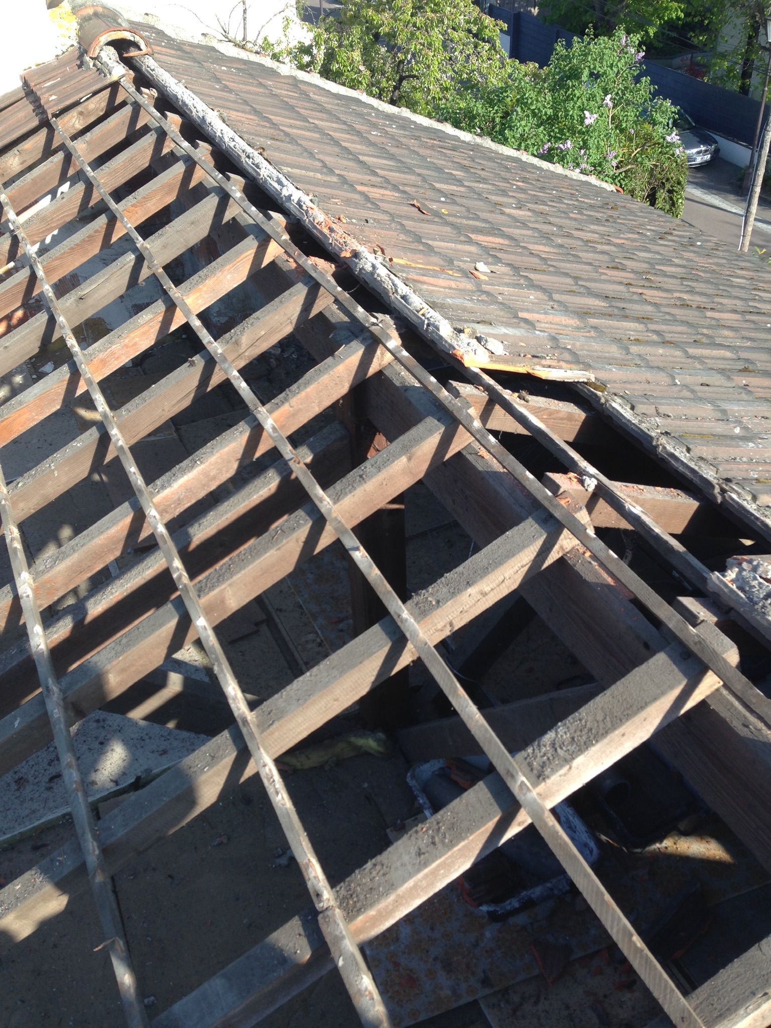 Vieille charpente endommagée