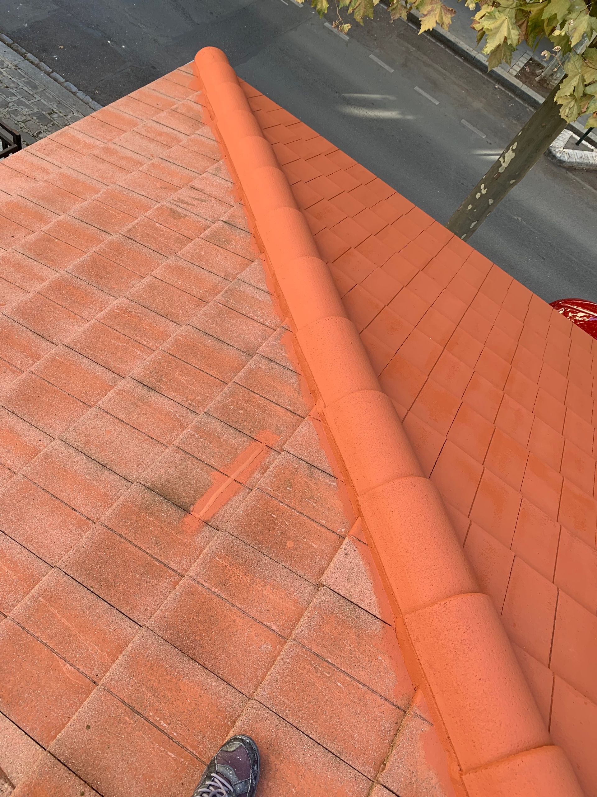 Chantier de nettoyage de couverture en gros plan avec un côté nettoyé et un autre non