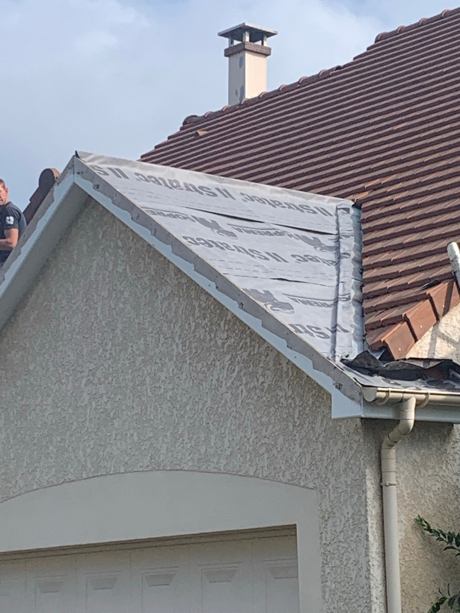 Chantier d'installation de couverture avec écran sous-toiture