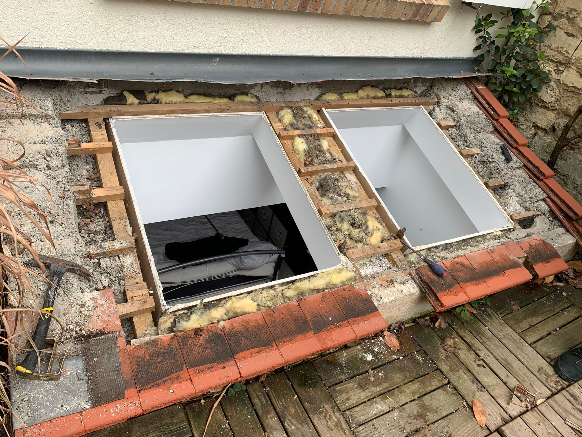 Gros plan de chantier d'installation de deux fenêtres de toit