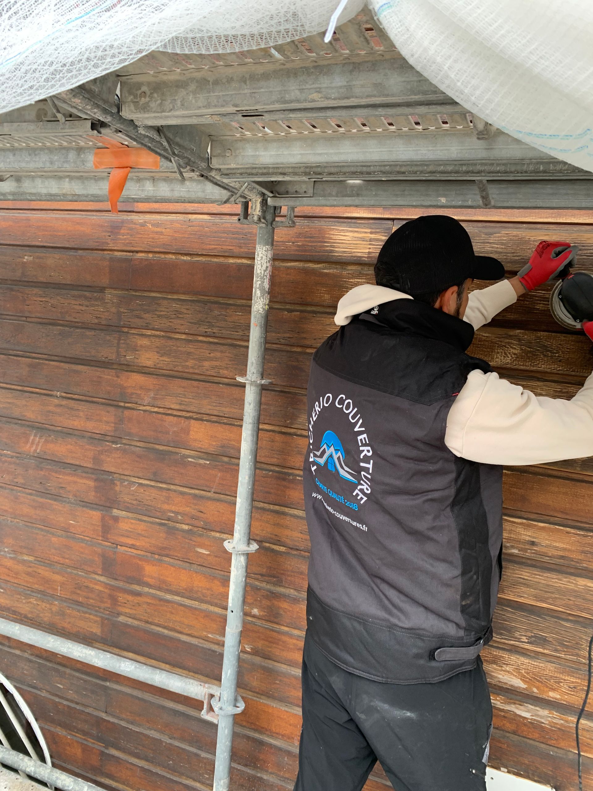 Employé de Tricherio Couverture sur un chantier de bardage