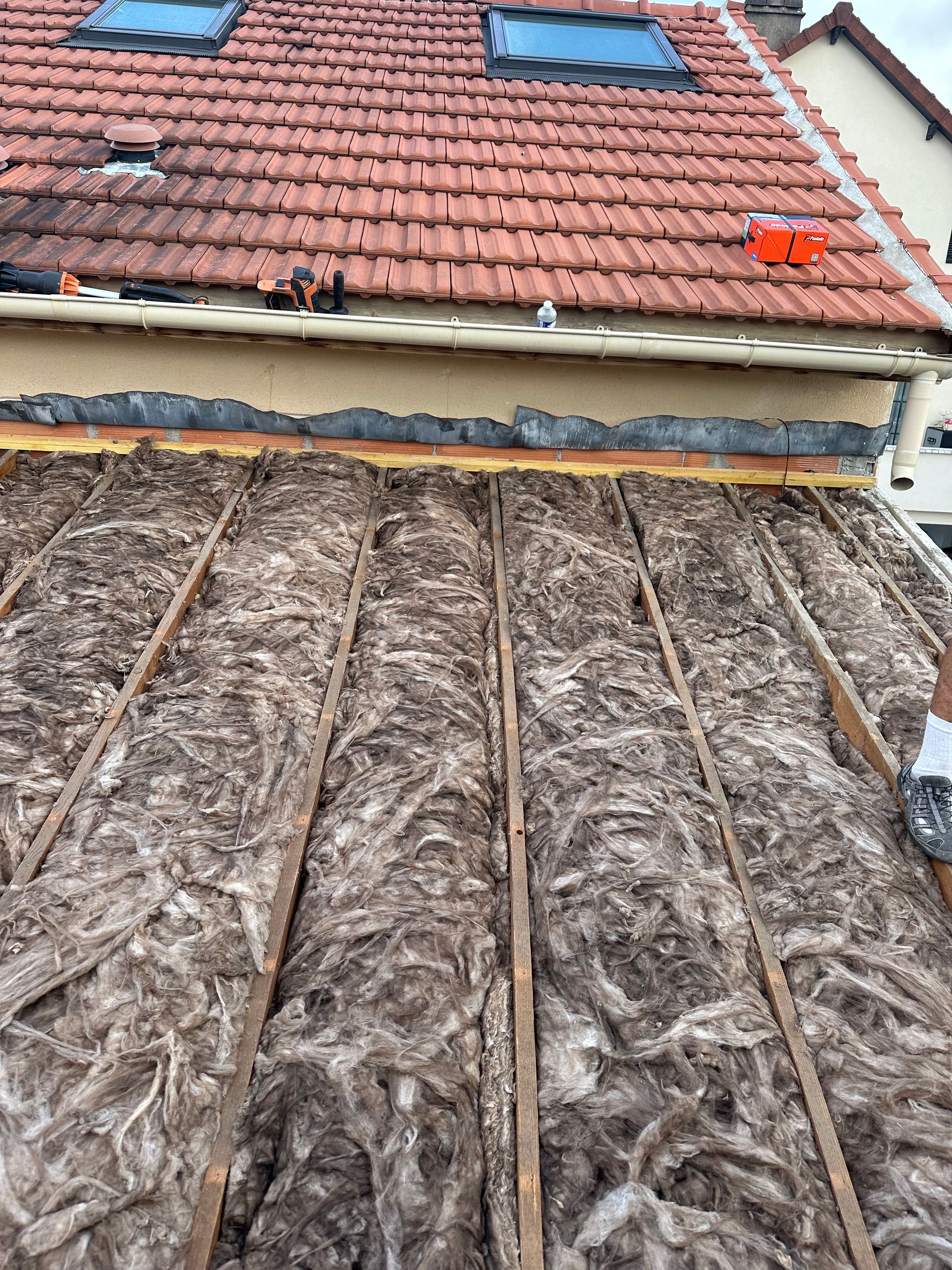 Isolation en laine de verre sous les toits